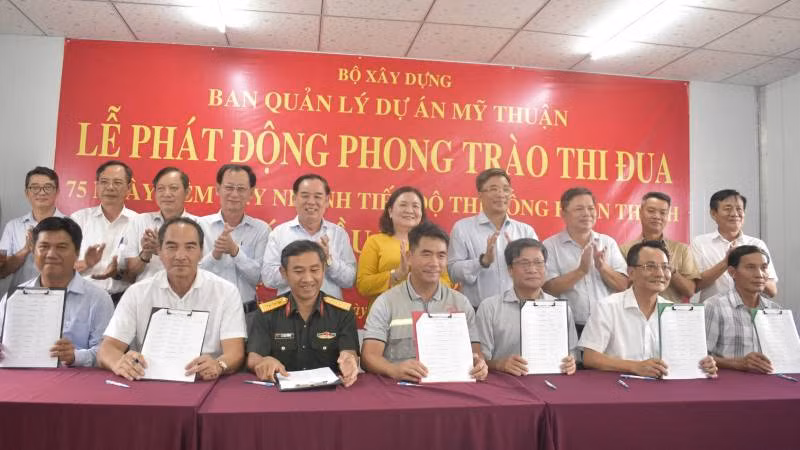 Ban quản lý Dự án Mỹ Thuận phát động Phong trào thi đua "75 ngày đêm đẩy nhanh tiến độ thi công hoàn thành Dự án cầu Rạch Miễu 2". (Ảnh: HOÀNG TRUNG)