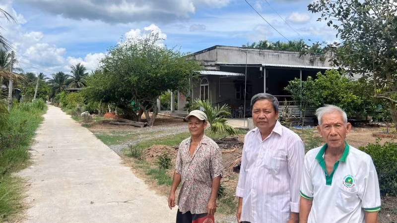 Ông Đặng Văn Sơn (giữa) là gương điển hình tích cực vận động nhân dân hiến đất, vật tư làm đường giao thông nông thôn tại địa phương. (Ảnh: HOÀNG TRUNG)