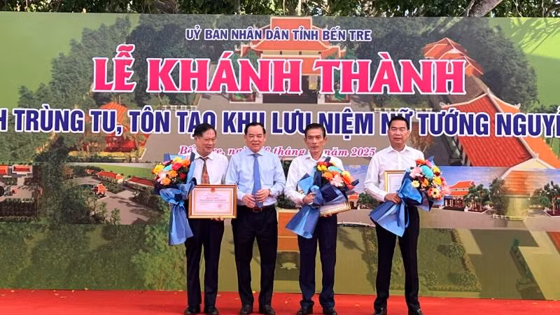 Lãnh đạo tỉnh Bến Tre trao Bằng khen cho các tập thể, cá nhân có nhiều đóng góp xây dựng công trình trùng tu, tôn tạo Khu lưu niệm Nữ tướng Nguyễn Thị Đinh. (Ảnh: HOÀNG TRUNG)