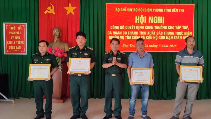 Lãnh đạo Bộ đội Biên phòng tỉnh Bến Tre trao giấy khen cho 4 cá nhân đã kịp thời cứu ngư dân gặp nạn trên biển. (Ảnh: HOÀNG TRUNG)