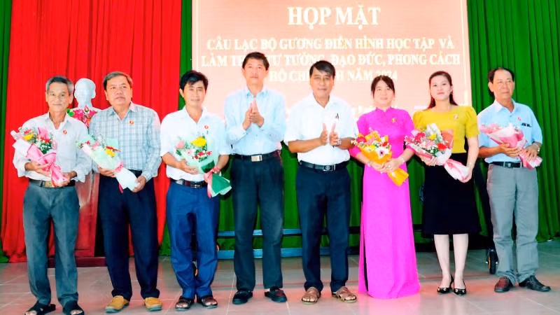 Câu lạc bộ gương điển hình học tập và làm theo tư tưởng, đạo đức, phong cách Hồ Chí Minh kết nạp thành viên mới. (Ảnh: HOÀNG TRUNG)