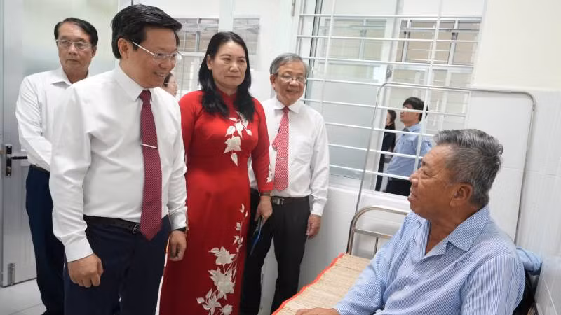 Lãnh đạo tỉnh Bến Tre thăm hỏi bệnh nhân đang điều trị tại Bệnh viện Y học cổ truyền Trần Văn An. (Ảnh: HOÀNG TRUNG) Lãnh đạo tỉnh Bến Tre thăm hỏi bệnh nhân đang điều trị tại Bệnh viện Y học cổ truyền Trần Văn An. (Ảnh: HOÀNG TRUNG)