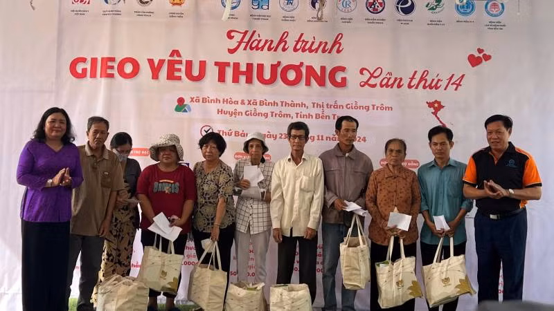 Lãnh đạo tỉnh Bến Tre và Bộ Y tế tặng quà cho bệnh nhân hiểm nghèo có hoàn cảnh khó khăn. (Ảnh: HOÀNG TRUNG)
