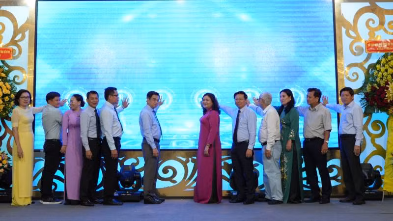 Đại biểu thực hiện nghi thức chạm nút phát động “Chương trình bình chọn điểm đến du lịch hấp dẫn Thành phố Hồ Chí Minh và 13 tỉnh, thành phố đồng bằng sông Cửu Long năm 2024”.