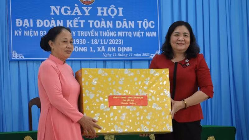 Phó Bí thư Thường trực Tỉnh ủy Bến Tre Hồ Thị Hoàng Yến tặng quà cho ấp Phú Đông 1. Phó Bí thư Thường trực Tỉnh ủy Bến Tre Hồ Thị Hoàng Yến tặng quà cho ấp Phú Đông 1.
