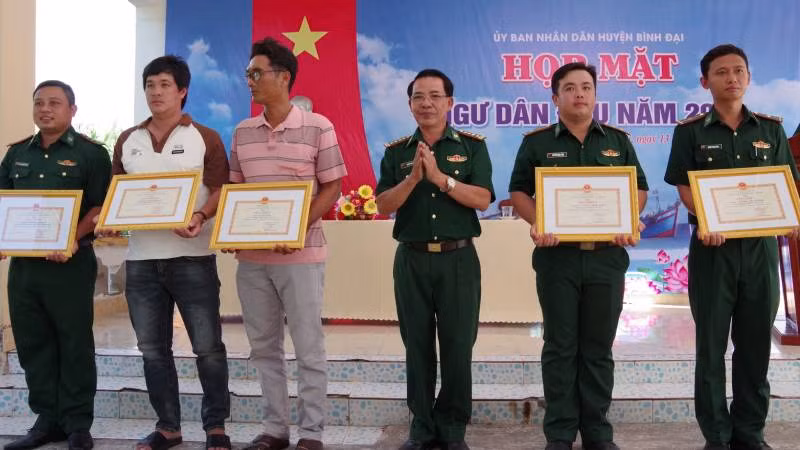 Tập thể và cá nhân được khen thưởng với thành tích cứu hộ ngư dân trên biển. (Ảnh: HOÀNG TRUNG)
