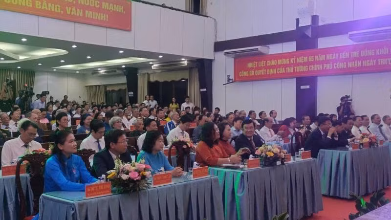 Đại biểu tham dự buổi lễ. (Ảnh: HOÀNG TRUNG) Đại biểu tham dự buổi lễ. (Ảnh: HOÀNG TRUNG)