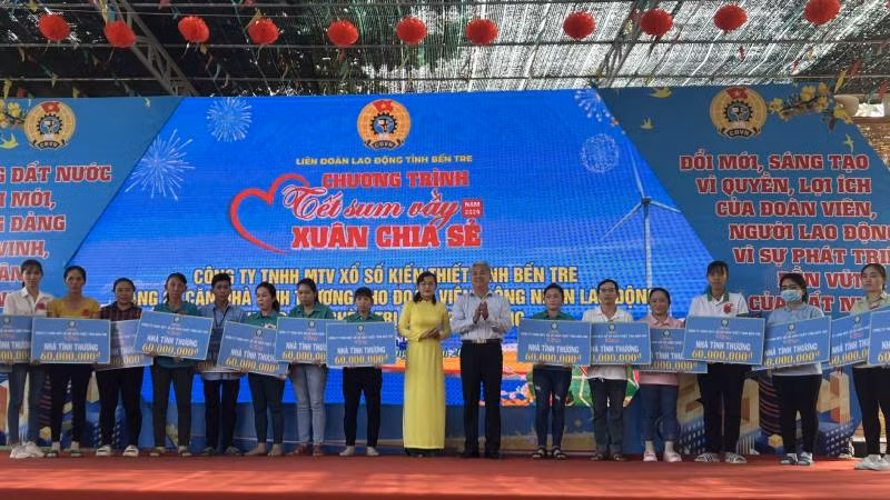 Công ty Trách nhiệm hữu hạn Xổ số kiến thiết tỉnh Bến Tre trao tặng nhà tình thương cho đoàn viên, công nhân lao động nghèo. Công ty Trách nhiệm hữu hạn Xổ số kiến thiết tỉnh Bến Tre trao tặng nhà tình thương cho đoàn viên, công nhân lao động nghèo.
