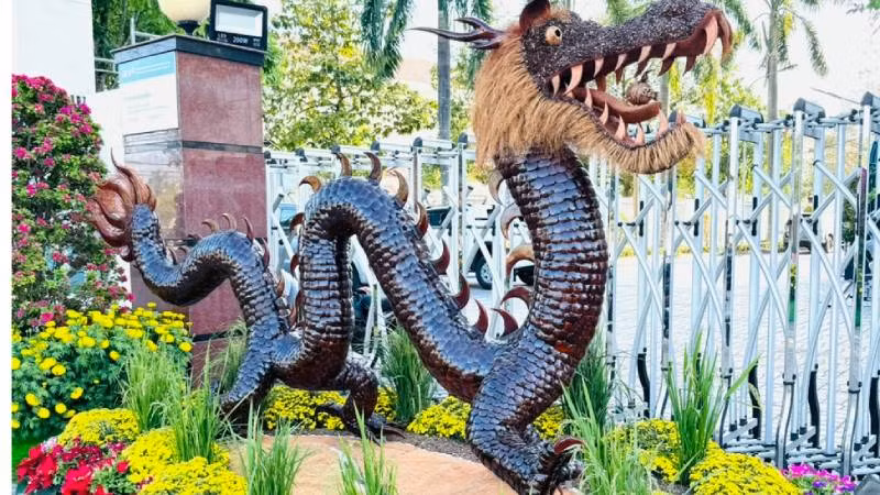 Linh vật rồng được đặt trên bệ hình bản đồ tỉnh Bến Tre và được trang trí hoa, cây lúa xung quanh.