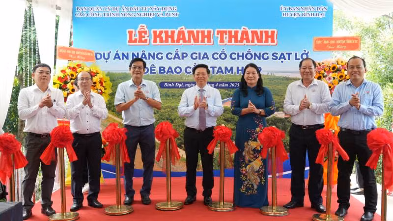 Đại biểu tham dự buổi Lễ thực hiện nghi thức khánh thành Dự án nâng cấp, gia cố chống sạt lở đê bao cồn Tam Hiệp. (Ảnh: HOÀNG TRUNG)