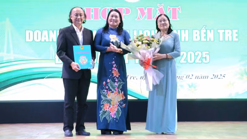 Phó Chủ tịch Ủy ban nhân dân tỉnh Bến Tre Nguyễn Thị Bé Mười trao quyết định công nhận điểm đến du lịch tỉnh Bến Tre năm 2024 cho điểm du lịch Lan Vương. (Ảnh: HOÀNG TRUNG) Phó Chủ tịch Ủy ban nhân dân tỉnh Bến Tre Nguyễn Thị Bé Mười trao quyết định công nhận điểm đến du lịch tỉnh Bến Tre năm 2024 cho điểm du lịch Lan Vương. (Ảnh: HOÀNG TRUNG)