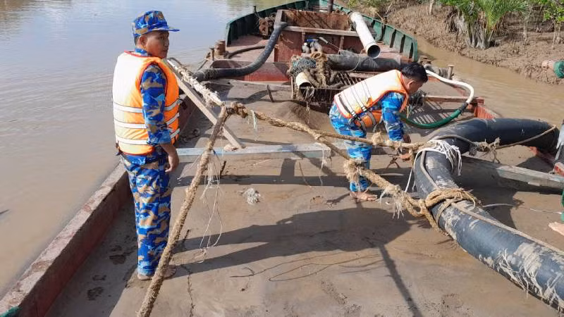 Tàu vận chuyển khoáng sản không hóa đơn, chứng từ bị tạm giữ để xử lý theo quy định. (Ảnh: HOÀNG TRUNG)