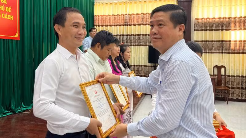 Phó Trưởng Ban Tuyên giáo và Dân vận Tỉnh ủy Võ Thành Đô trao giải B cho các tác giả. (Ảnh: HOÀNG TRUNG) Phó Trưởng Ban Tuyên giáo và Dân vận Tỉnh ủy Võ Thành Đô trao giải B cho các tác giả. (Ảnh: HOÀNG TRUNG)