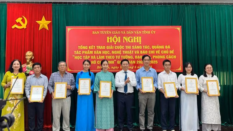 Phó Bí thư Thường trực Tỉnh ủy Bến Tre Trần Thanh Lâm trao giải A cho các tác giả đoạt giải. (Ảnh: HOÀNG TRUNG)
