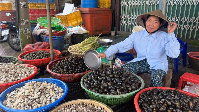 Tiểu thương Ngô Thị Sếu gặp nhiều khó khăn trong việc lấy nước ở sông Cái Quao. (Ảnh: HOÀNG TRUNG) Tiểu thương Ngô Thị Sếu gặp nhiều khó khăn trong việc lấy nước ở sông Cái Quao. (Ảnh: HOÀNG TRUNG)