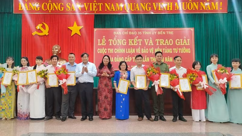Ban tổ chức trao giải cho các tác giả đoạt giải tại cuộc thi.