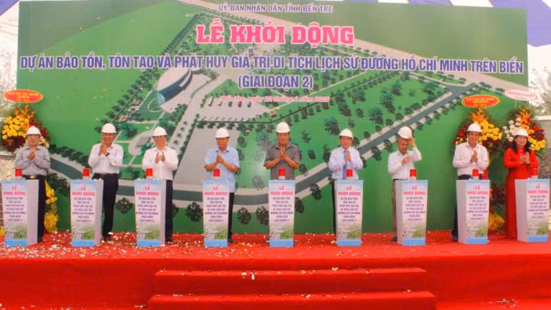 Đại biểu tham dự buổi lễ thực hiện nghi thức khởi động Dự án bảo tồn, tôn tạo và phát huy giá trị lịch sử đường Hồ Chí Minh trên biển. (Ảnh: HOÀNG TRUNG)