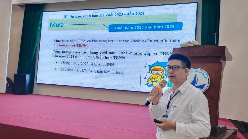 Đại biểu tham dự hội nghị báo cáo tình hình mưa, lũ, nguồn nước, hạn mặn mùa khô năm 2023-2024