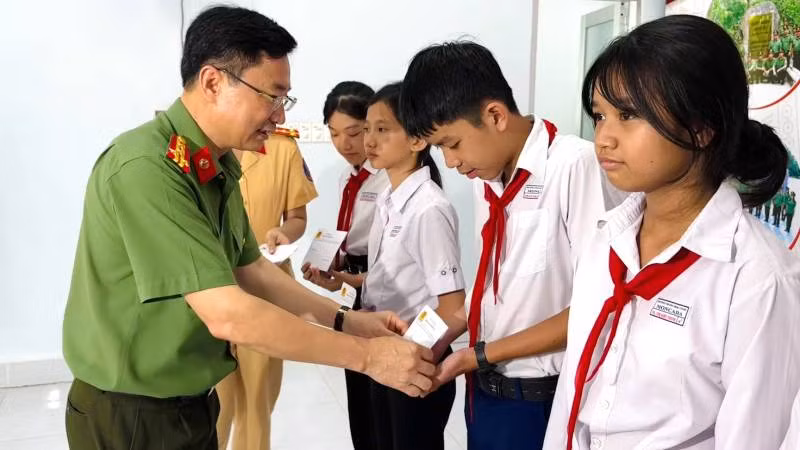 Đại tá Trương Sơn Lâm, Giám đốc Công an tỉnh Bến Tre trao học bổng cho học sinh nghèo, hiếu học. (Ảnh: HOÀNG TRUNG) Đại tá Trương Sơn Lâm, Giám đốc Công an tỉnh Bến Tre trao học bổng cho học sinh nghèo, hiếu học. (Ảnh: HOÀNG TRUNG)