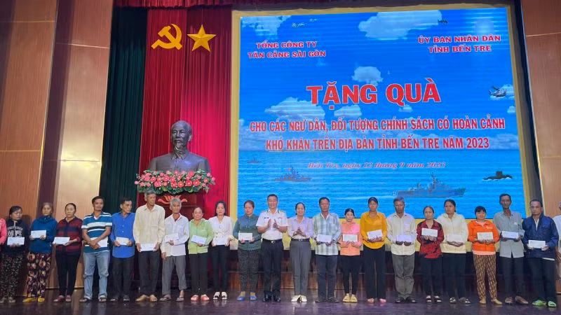 Tặng quà cho ngư dân có hoàn cảnh khó khăn.