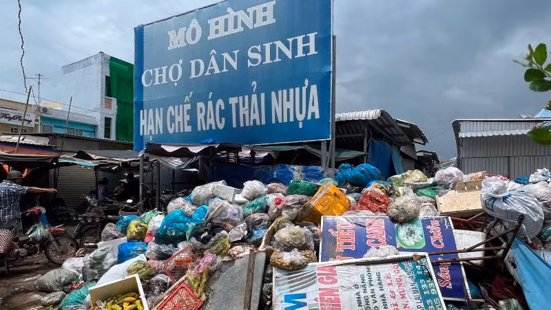 Mô hình chợ dân sinh hạn chế rác thải nhựa trở thành điểm chứa rác thải nhựa tại chợ Ba Tri. Mô hình chợ dân sinh hạn chế rác thải nhựa trở thành điểm chứa rác thải nhựa tại chợ Ba Tri.