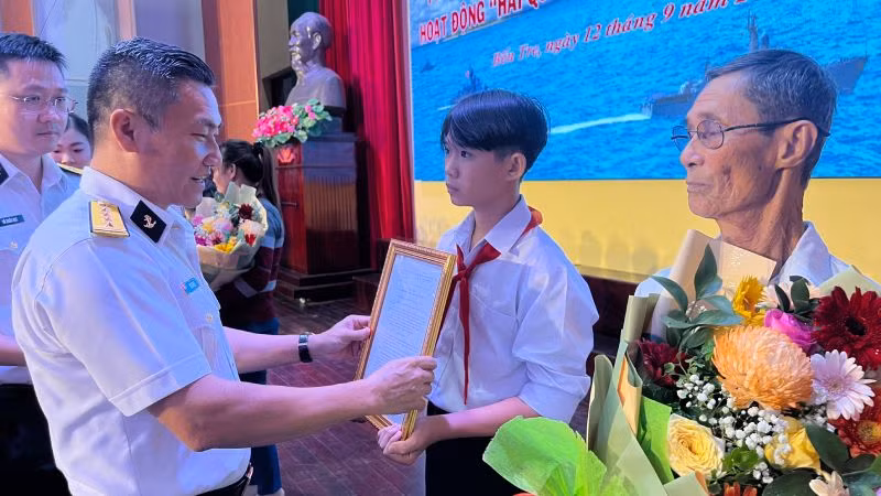 Đại tá Bùi Văn Quỳ, Phó Tổng Giám đốc Tổng Công ty Tân Cảng Sài Gòn trao quyết định nhận đỡ đầu cho con em ngư dân.