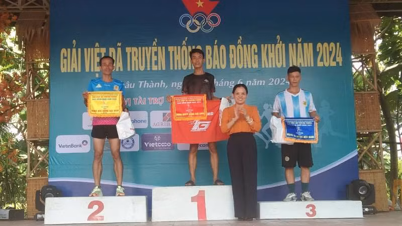 Ban tổ chức trao giải cho các vận động viên ở cự ly 5km. Ban tổ chức trao giải cho các vận động viên ở cự ly 5km.