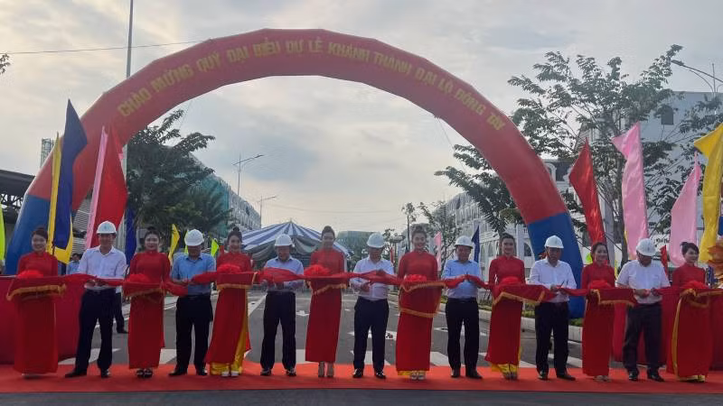 Đại biểu tham dự buổi lễ thực hiện nghi thức cắt băng khánh thành Đại lộ Đông Tây. (Ảnh: HOÀNG TRUNG)