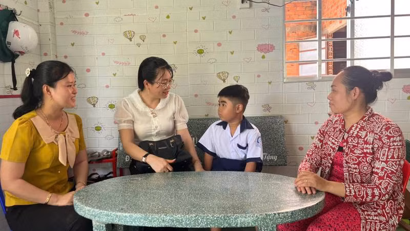 Hội Liên hiệp Phụ nữ huyện Ba Tri thường xuyên thăm hỏi, hỗ trợ trẻ em mồ côi do Covid-19. (Ảnh: HOÀNG TRUNG)