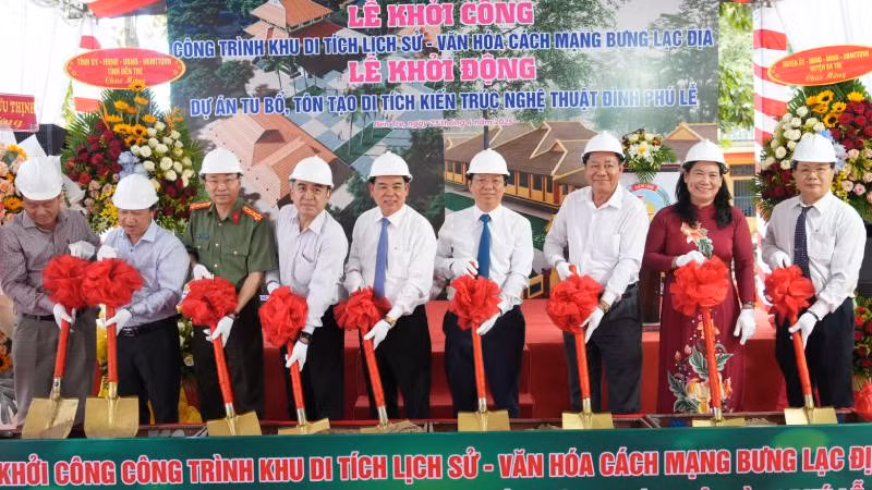 Lãnh đạo tham dự buổi lễ thực hiện nghi thức khởi công Khu di tích lịch sử-văn hóa Bưng Lạc Địa. (Ảnh: HOÀNG TRUNG)