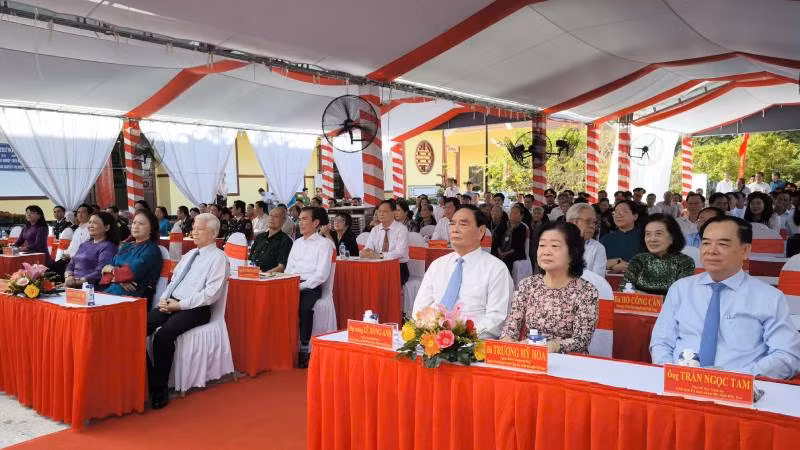 Lãnh đạo Đảng và Nhà nước tham dự Lễ khánh thành công trình trùng tu, tôn tạo Khu lưu niệm Nữ tướng Nguyễn Thị Định. (Ảnh: HOÀNG TRUNG)