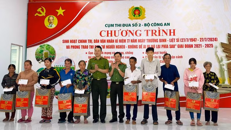 Đoàn công tác quà cho gia đình chính sách tại huyện Giồng Trôm (tỉnh Bến Tre). (Ảnh: HOÀNG TRUNG)