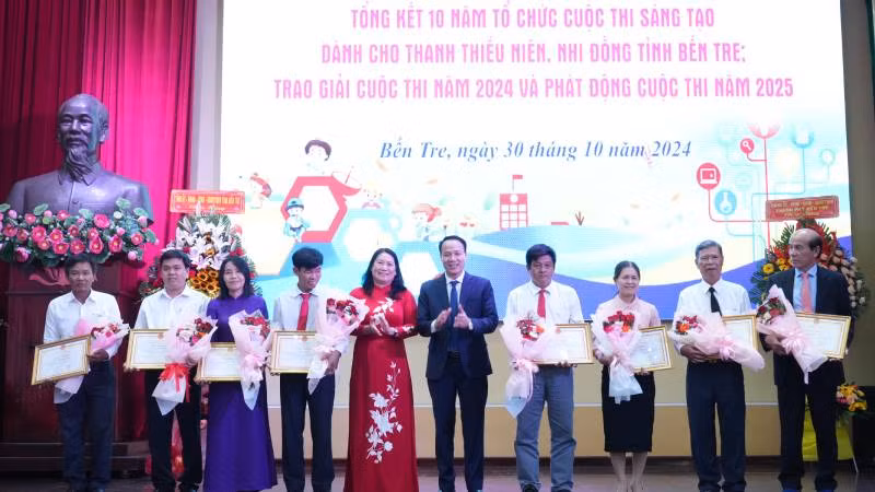 Lãnh đạo tỉnh Bến Tre trao Bằng khen của Chủ tịch Ủy ban nhân dân tỉnh Bến tre cho các tập thể, cá nhân đạt thành tích xuất sắc. (Ảnh: HOÀNG TRUNG)
