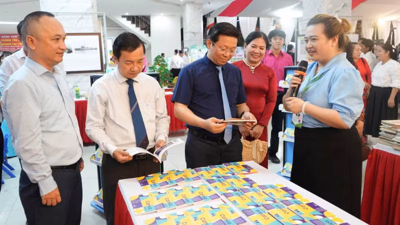 Lãnh đạo tham quan khu trưng bày tại Ngày Sách và Văn hóa đọc Việt Nam. (Ảnh: HOÀNG TRUNG).