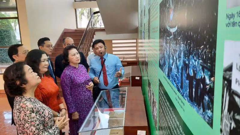 Đại biểu tham quan khi trưng bày về cuộc đời và sự nghiệp của đồng chí Nguyễn Thị Định. (Ảnh: HOÀNG TRUNG) Đại biểu tham quan khi trưng bày về cuộc đời và sự nghiệp của đồng chí Nguyễn Thị Định. (Ảnh: HOÀNG TRUNG)