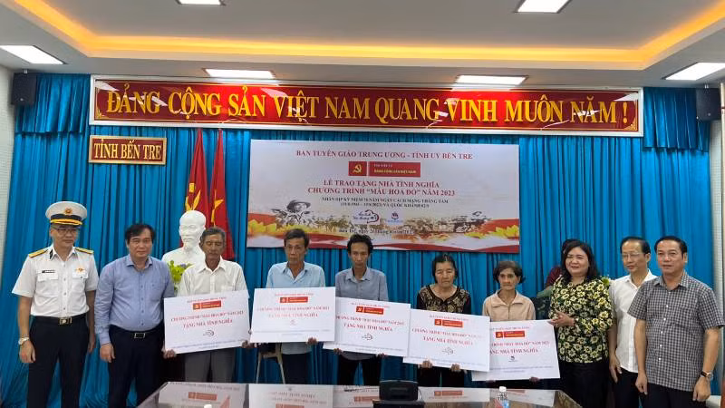 Lãnh đạo tham dự buổi lễ trao nhà tình nghĩa cho 5 gia đình chính sách.