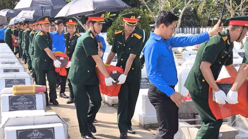 Tỉnh Bến Tre tổ chức lễ truy điệu, cải táng 14 hài cốt liệt sĩ. (Ảnh: HOÀNG TRUNG)