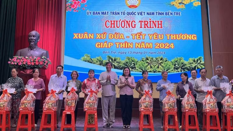 Lãnh đạo tỉnh Bến Tre cùng đơn vị tài trợ trao quà Tết cho gia đình chính sách, hộ nghèo trên địa bàn.