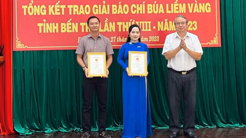 Ban Tổ chức trao giải Nhất cho nhóm tác giả đoạt giải.