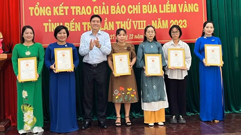 Ban Tổ chức trao giải Nhì cho các tác giả đoạt giải. Ban Tổ chức trao giải Nhì cho các tác giả đoạt giải.
