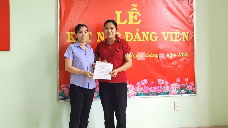 Kết nạp đảng viên mới tại chi bộ Công ty Trách nhiệm hữu hạn Một thành viên Pungkook Bến Tre. (Ảnh: HOÀNG TRUNG)