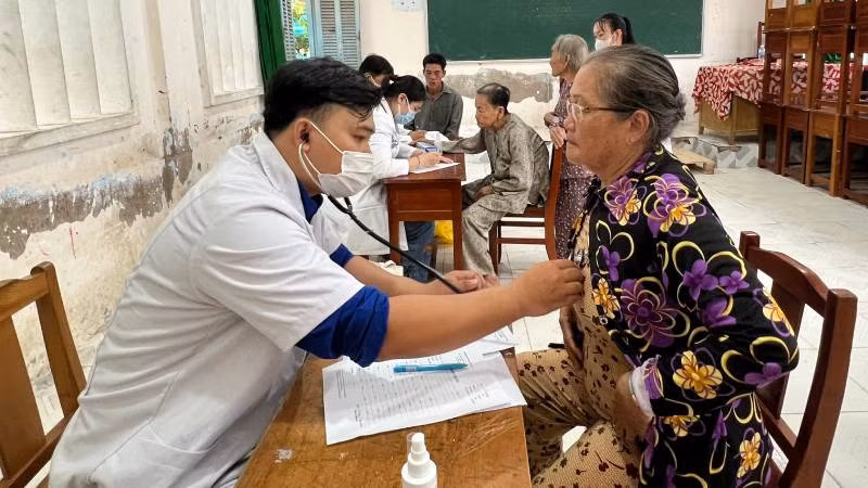 Bác sĩ khám bệnh và phát thuốc miễn phí cho người nghèo tại xã Bảo Thạnh (huyện Ba Tri, tỉnh Bến Tre). (Ảnh: HOÀNG TRUNG) Bác sĩ khám bệnh và phát thuốc miễn phí cho người nghèo tại xã Bảo Thạnh (huyện Ba Tri, tỉnh Bến Tre). (Ảnh: HOÀNG TRUNG)