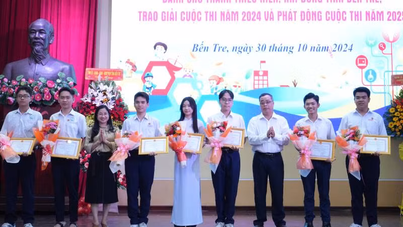 Trao giải cho các tác giả, nhóm tác giả đoạt giải tại cuộc thi sáng tạo dành cho thanh thiếu niên, nhi đồng tỉnh Bến Tre năm 2024. (Ảnh: HOÀNG TRUNG) Trao giải cho các tác giả, nhóm tác giả đoạt giải tại cuộc thi sáng tạo dành cho thanh thiếu niên, nhi đồng tỉnh Bến Tre năm 2024. (Ảnh: HOÀNG TRUNG)