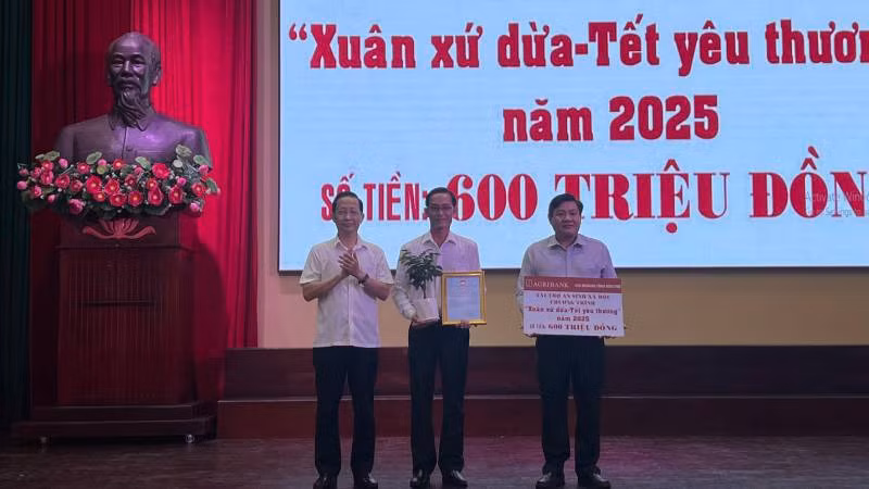 Đại diện Agribank, Chi nhánh Bến Tre trao hỗ trợ 600 triệu đồng cho Chương trình "Xuân xứ Dừa-Tết yêu thương". (Ảnh: HOÀNG TRUNG)