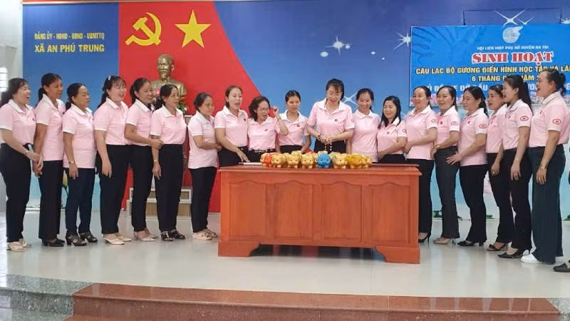 Hội Liên hiệp Phụ nữ huyện Ba Tri tổ chức sinh hoạt câu lạc bộ gương điển hình và đập heo đất tiết kiệm hỗ trợ hoàn cảnh khó khăn. (Ảnh: HOÀNG TRUNG)