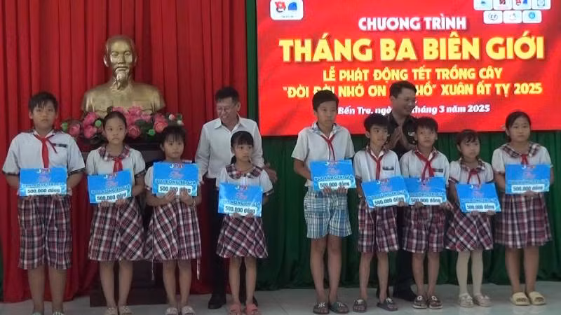 Trao quà cho học sinh có hoàn cảnh khó khăn. (Ảnh: HOÀNG TRUNG)