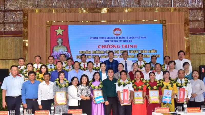 Tuyên dương cán bộ Mặt trận tiêu biểu cụm thi đua các tỉnh Tây Nam Bộ năm 2023.