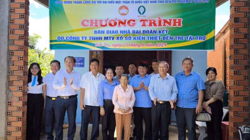 Lãnh đạo chính quyền địa phương bàn giao nhà Đại đoàn kết cho gia đình bà Trà Thị Méo. (Ảnh: HOÀNG TRUNG)