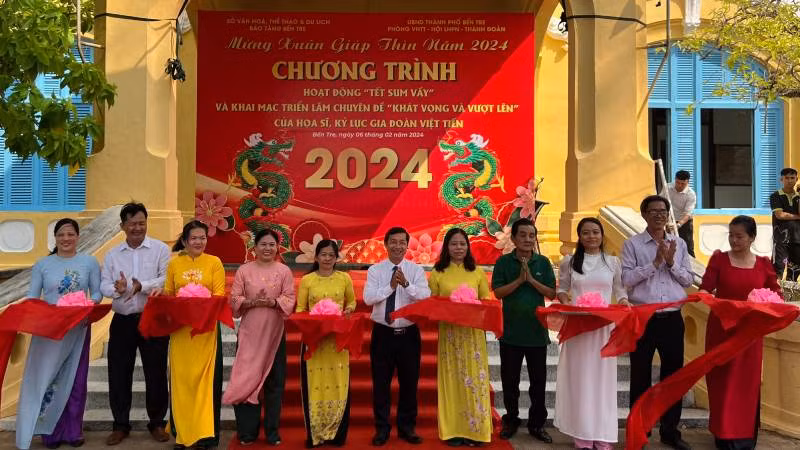Ban Tổ chức thực hiện nghi thức cắt băng khai mạc chương trình "Tết sum vầy" và Triển lãm chuyên đề "Khát vọng-Vượt lên".