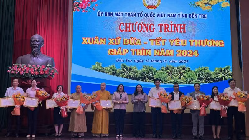 Ban tổ chức trao bằng khen cho các tổ chức, cá nhân có thành tích ủng hộ vật chất thực hiện an sinh xã hội.